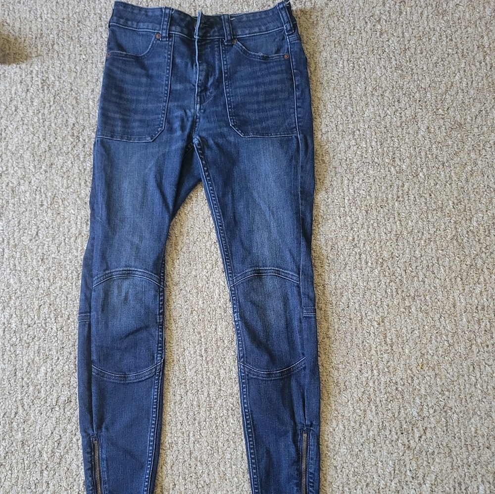Anthropologie jeans with pockets and zippered bottoms high rise!!